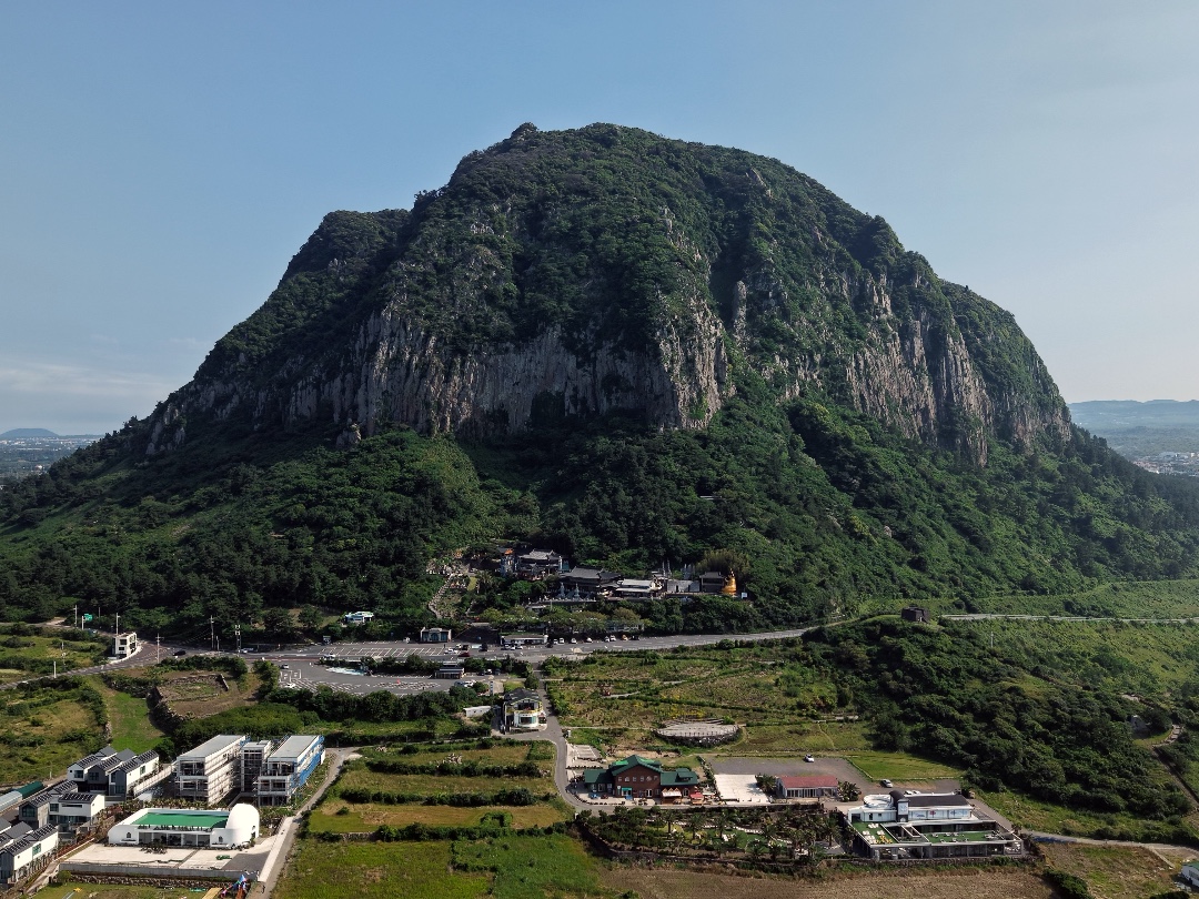 산방산과 용머리해안, 제주 사계항에서 만난 절경    제주 서쪽 끝, 산방산과 용머리해안...   #오늘여기클립 #제주도여행 #산방산 #용머리해안... 