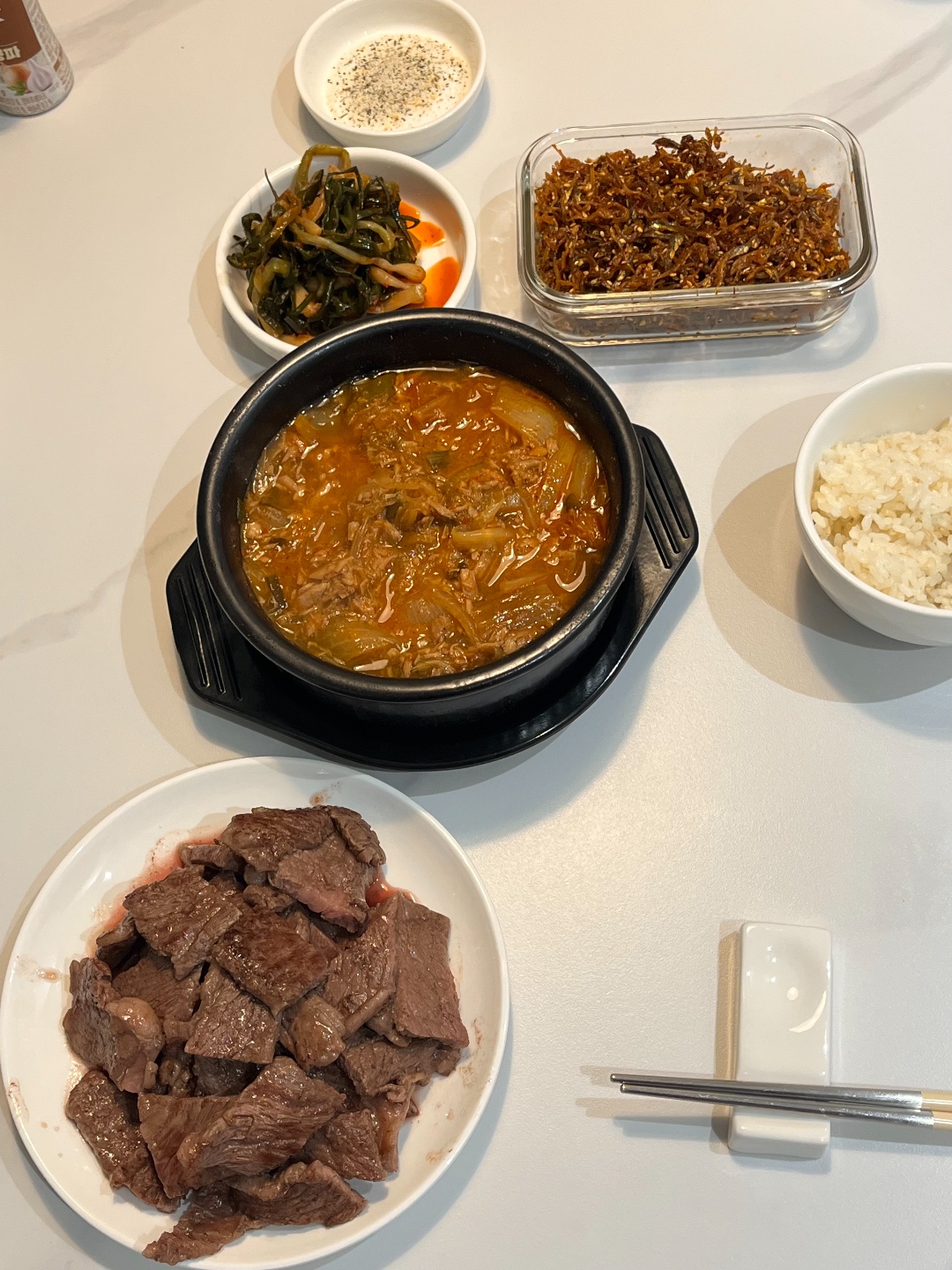 3. 豪華なサムジャンご飯とピリ辛のチゲユクボクムの出会い 3. 豪華なサムジャンご飯とピリ辛のチゲユクボクムの出会い