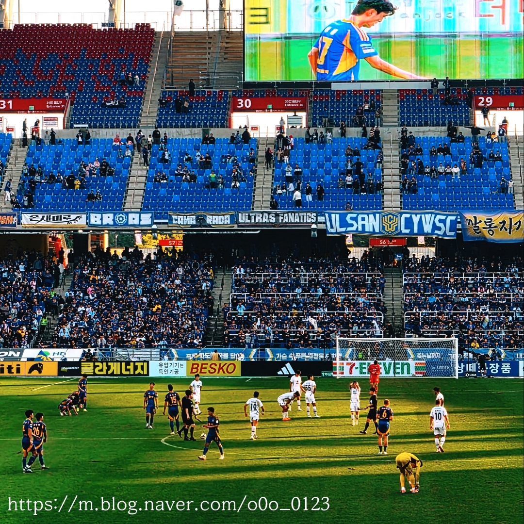 ⚽️ 문수월드컵경기장 울산 남구 옥동에 있는 문수월드컵경기장은... 곳입니다 외관도 곡선 라인이 예뻐서 해 질 무렵엔 사진 찍기 좋은... 
